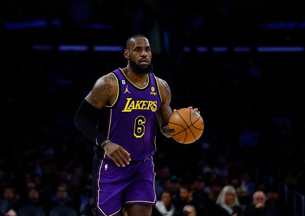 LeBron terá a missão de liderar o Lakers sem Davis.     Créditos: Ronald Martinez/Getty Images