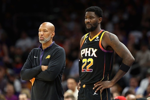 Monty Williams e Deandre Ayton. Créditos: Christian Petersen/Getty Images