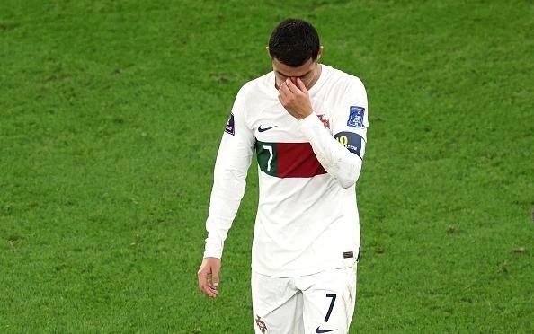 Alexander Hassenstein/Getty Images – Cristiano Ronaldo, principal jogador de Portugal saindo triste após eliminação para Marrocos