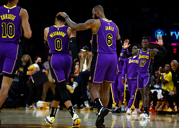 Lakers ainda está na parte debaixo da tabela no Oeste.     Créditos: Ronald Martinez/Getty Images