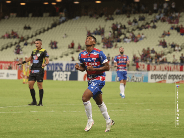 Hercules com a camisa do Fortaleza - Foto: Site oficial do Fortaleza