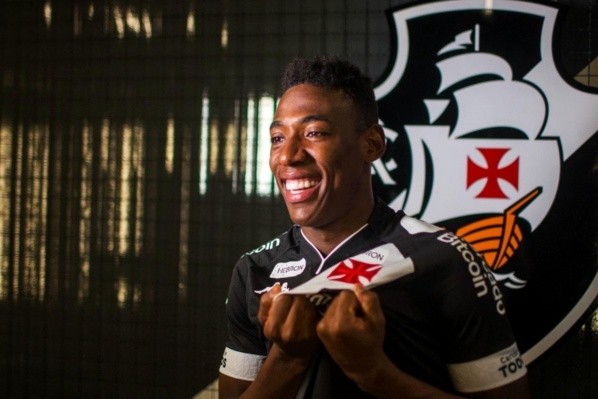 Léo com a camisa do Vasco - Foto: Divulgação/Vasco Léo com a camisa do Vasco - Foto: Divulgação/Vasco