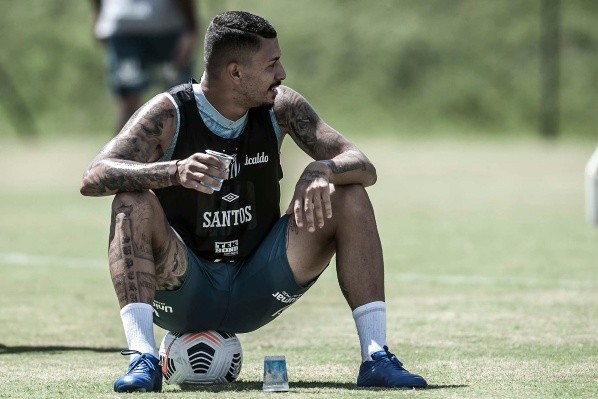 Foto: Ivan Storti/Santos FC – Volante está livre no mercado após rescisão com o Al-Hazem, da Arábia Saudita