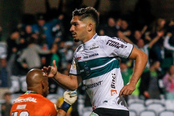 Foto: Gabriel Machado/AGIF – Andrey é uma das várias opções do Coritiba de António Oliveira para o meio