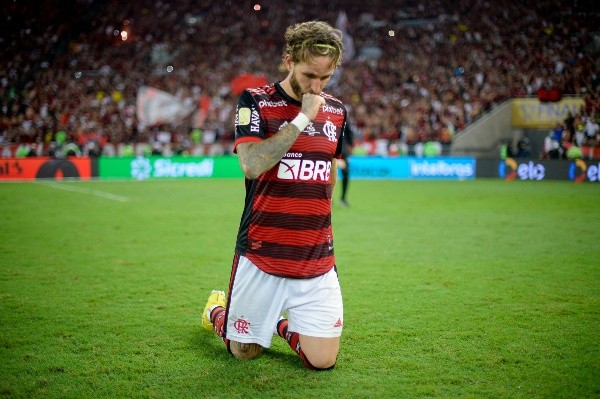 Foto: Marcelo Cortes/Flamengo – Léo Pereira pagou promessa ao seu campeão da Copa do Brasil