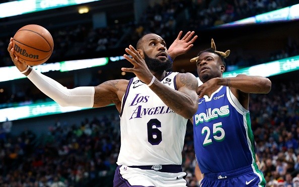LeBron marcou 38 pontos na derrota para o Mavs por 124 a 115.     Créditos: Ron Jenkins/Getty Images