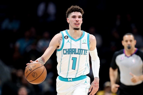 LaMelo Ball é o principal nome do Hornets. Créditos: David Jensen/Getty Images