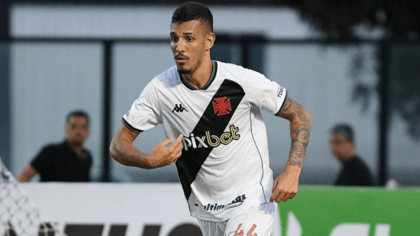 Zé Vitor com a camisa do Vasco - Foto: Site oficial do Vasco