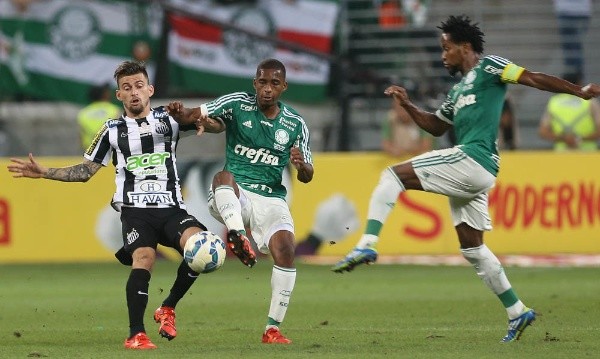 Foto: Cesar Greco – Lucas Lima não teve sorte contra Matheus Sales na final da Copa do BR quando ainda defendia o Santos