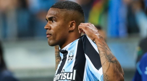 Douglas Costa está na mira do Flamengo - Foto: Pedro H. Tesch/AGIF