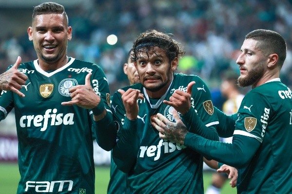 SP - Sao Paulo - 24/05/2022 - COPA LIBERTADORES 2022, PALMEIRAS X DEPORTIVO TACHIRA - Gustavo Scarpa jogador do Palmeiras comemora seu gol com jogadores do seu time durante partida contra o Deportivo Tachira no estadio Arena Allianz Parque pelo campeonato Copa Libertadores 2022. Foto: Marcello Zambrana/AGIF