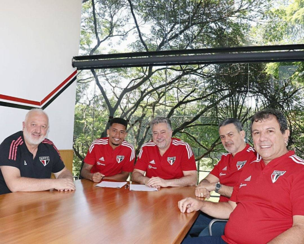 Marcos Paulo assinando contrato no São Paulo - Foto: Divulgação/São Paulo FC