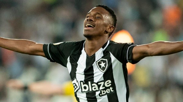 RJ - Rio de Janeiro - 23/07/2022 - BRASILEIRO A 2022, BOTAFOGO X ATHLETICO-PR - Jeffinho jogador do Botafogo comemora seu gol durante partida contra o Athletico-PR no estadio Engenhao pelo campeonato Brasileiro A 2022. Foto: Jorge Rodrigues/AGIF