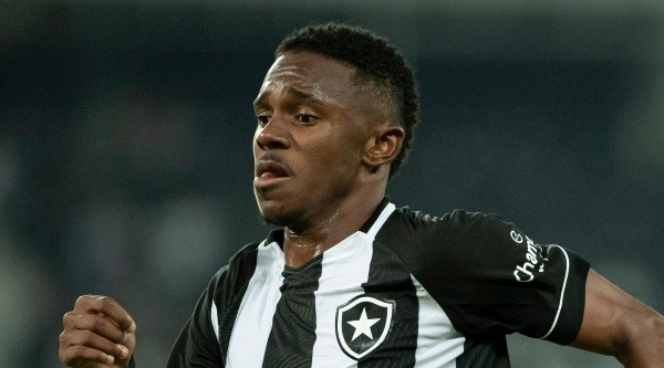 RJ - Rio de Janeiro - 23/07/2022 - BRASILEIRO A 2022, BOTAFOGO X ATHLETICO-PR - Jeffinho jogador do Botafogo durante partida contra o Athletico-PR no estadio Engenhao pelo campeonato Brasileiro A 2022. Foto: Jorge Rodrigues/AGIF