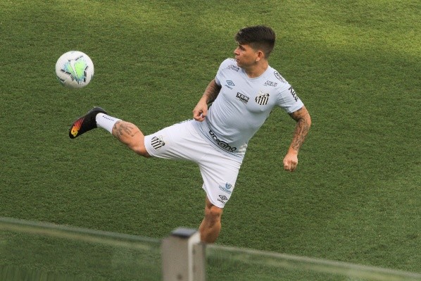 SP - Santos - 28/11/2020 - SANTOS, VENDA DO JOGADOR SOTELDO - ARQUIVO - O atacante do Santos Futebol Clube Yeferson Soteldo foi vendido para o Toronto F.C., do Canada, neste sabado (24). O jogador venezuelano chegou ao Santos no inicio de 2019 e teve bom rendimento na equipe da Vila Belmiro.Foto: Fernanda Luz/AGIF