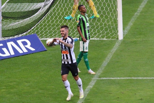 Foto: Fernando Moreno/AGIF – Nathan e Ademir (ao fundo)