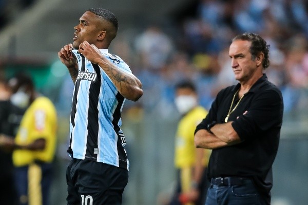 Foto:Foto: Pedro H. Tesch/AGIF – Douglas Costa e Cuca