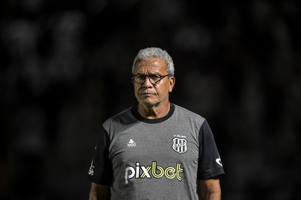 RJ - Rio de Janeiro - 27/04/2022 - BRASILEIRO B 2022, VASCO X PONTE PRETA - Helio dos Anjos tecnico do Ponte Preta durante partida contra o Vasco no estadio Sao Januario pelo campeonato Brasileiro B 2022. Foto: Thiago Ribeiro/AGIF