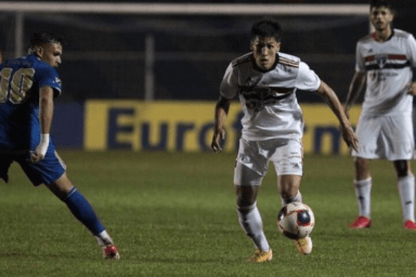 Mateus Petri em ação com a camisa do São Paulo - Foto: Divulgação/São Paulo FC