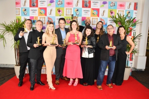 Equipe do BSOP recebe o prêmio Caio (Reprodução instagram)