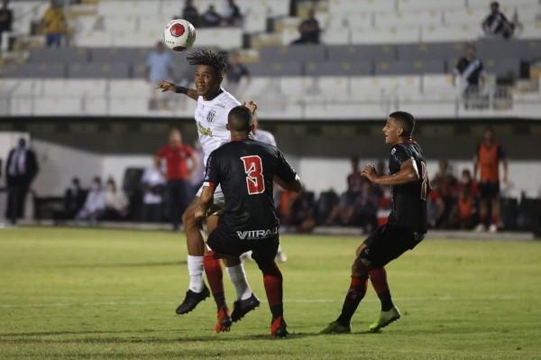 Matheus Jesus com a camisa da Ponte Preta - Foto: Rogerio Capela/AGIF