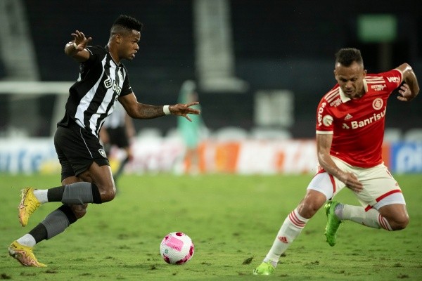 Foto: Jorge Rodrigues/AGIF – Júnior Santos não teve empréstimo renovado no Botafogo por japoneses