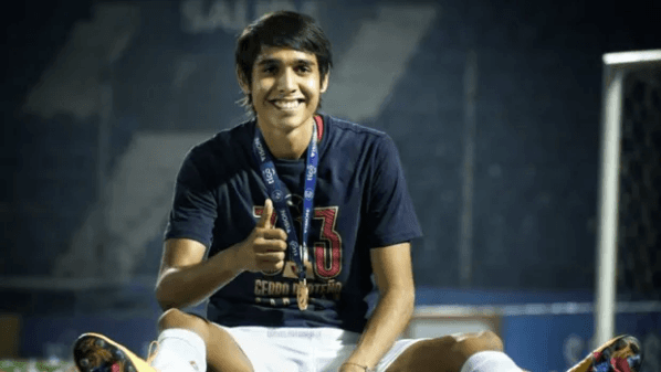 Foto:Divulgação/  'Zagueiro de 22 anos'; Vasco negocia a contratação de defensor paraguaio para equipe de Barbieri