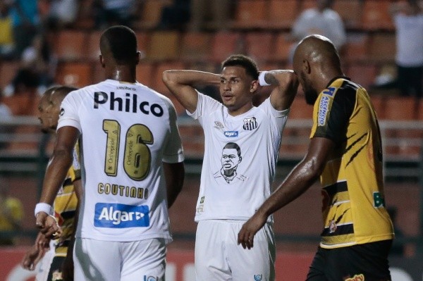 Foto: Marcello Zambrana/AGIF – Santos rescinde com Felippe Cardoso