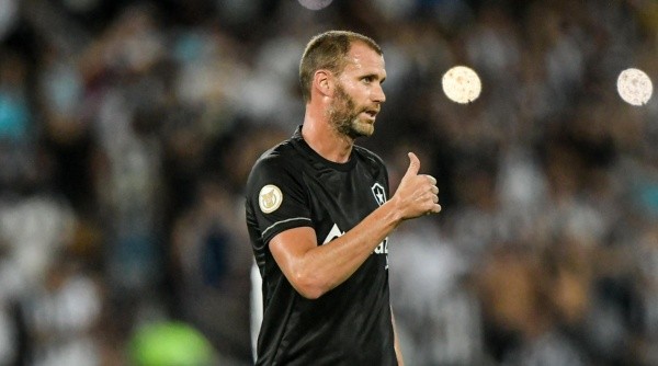Carli em ação com a camisa do Botafogo - Foto: Thiago Ribeiro/AGIF