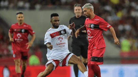 Foto: Thiago Ribeiro/AGIF - Arrascaeta deu uma caneta em Carlos Alberto