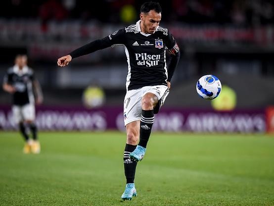 Marcelo Endelli/Getty Images – Gabriel Suazo atuando pelo Colo-Colo