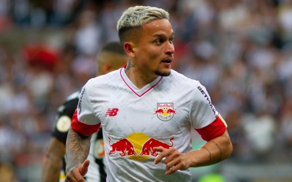 Artur com a camisa do Bragantino - Foto: Fernando Moreno/AGIF