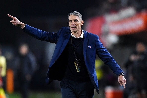 LA PLATA, ARGENTINA - JULY 07: Juan Pablo Vojvoda head coach of Fortaleza reacts during a Copa CONMEBOL Libertadores 2022 round of sixteen second leg match between Estudiantes and Fortaleza at Jorge Luis Hirschi Stadium on July 07, 2022 in La Plata, Argentina. (Photo by Marcelo Endelli/Getty Images)