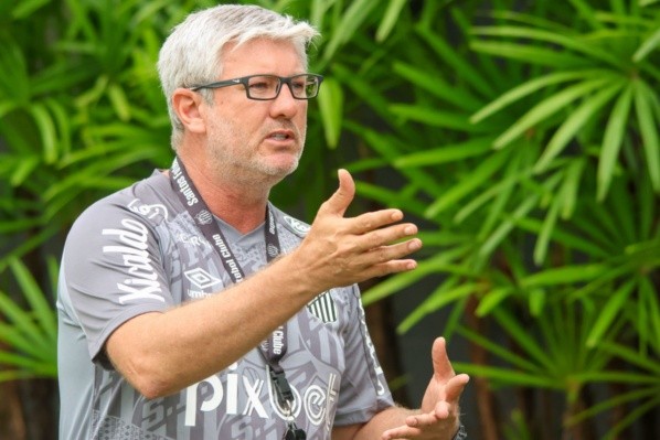 Foto: Fernanda Luz/AGIF – Odair Hellmann recebeu ‘dica’ de torcedores do Santos