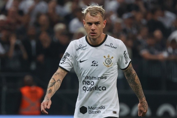 Foto: Marcello Zambrana/AGIF – Roger Guedes foi titular contra o Bragantino