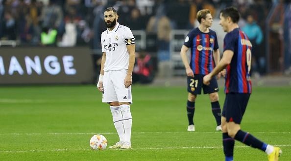 Foto: Yasser Bakhsh/Getty Images - Benzema se deu mal contra o Barcelona