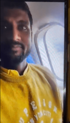 Sonu Jaiswal momentos antes da queda - Foto: Twitter @@manishtv9