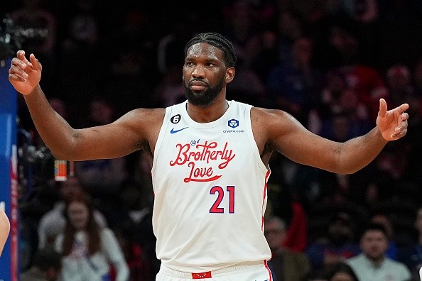 Embiid é um dos cotados ao prêmio de MVP. Créditos:Mitchell Leff/Getty Images