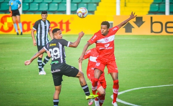 Foto: R.Pierre/AGIF – Geovane com a camisa do Figueirense