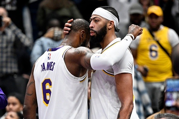 LeBron e Davis: Lakers vivia bom momento com a dupla em quadra.     Créditos: Greg Fiume/Getty Images