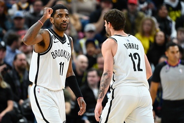 Irving e Harris. Créditos: Alex Goodlett/Getty Images