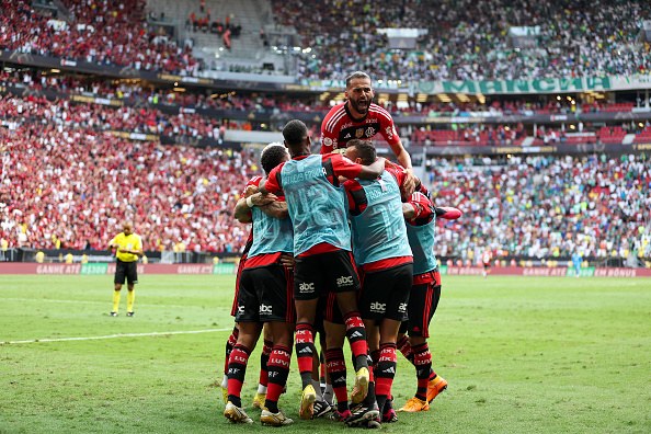 Time comemorando o gol de Pedro. Créditos: Buda Mendes/Getty Images