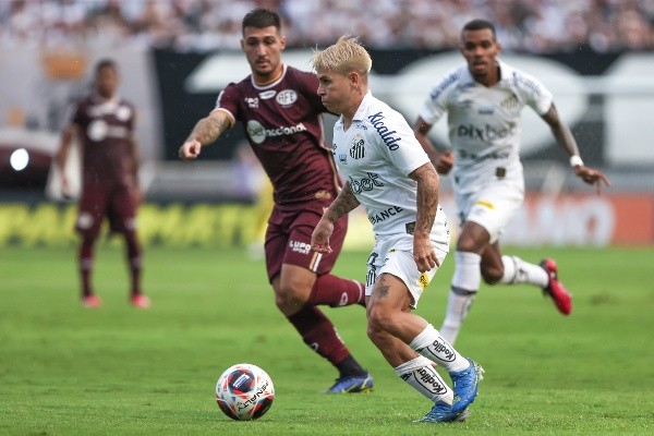 Foto: Marcello Zambrana/AGIF – Santos e Ferroviária empataram em 1 a 1