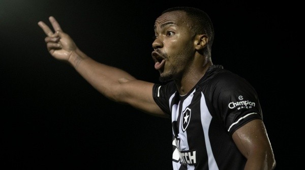 Marlon Freitas com a camisa do Botafogo - Foto: Jorge Rodrigues/AGIF