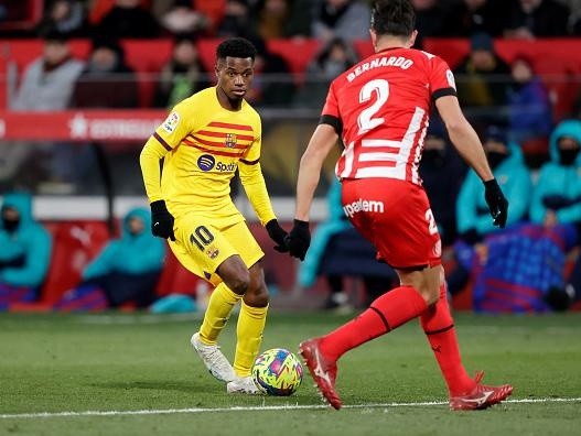 David S. Bustamante/Soccrates/Getty Images – Ansu Fati atuando com a camisa do Barcelona
