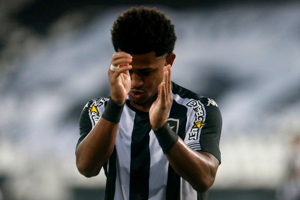 Foto: Vitor Silva/Botafogo – Warley também defendeu o Botafogo antes mesmo de chegar ao Coritiba