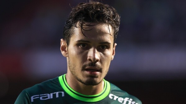 SP - Sao Paulo - 04/02/2023 - PAULISTA 2023, PALMEIRAS X SANTOS - Raphael Veiga jogador do Palmeiras durante partida contra o Santos no estadio Morumbi pelo campeonato Paulista 2023. Foto: Marcello Zambrana/AGIF SP - Sao Paulo - 04/02/2023 - PAULISTA 2023, PALMEIRAS X SANTOS - Raphael Veiga jogador do Palmeiras durante partida contra o Santos no estadio Morumbi pelo campeonato Paulista 2023. Foto: Marcello Zambrana/AGIF