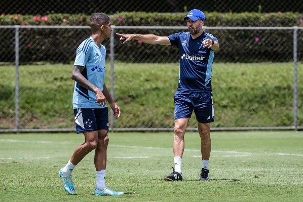 Foto: (Gustavo Aleixo/Cruzeiro) - Paulo Pezzolano tem trabalhado no dia a dia para melhorar os resultados do Cruzeiro Foto: (Gustavo Aleixo/Cruzeiro) - Paulo Pezzolano tem trabalhado no dia a dia para melhorar os resultados do Cruzeiro