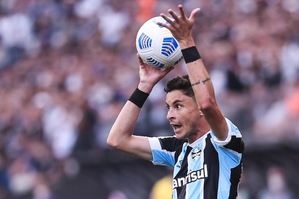 Diogo Barbosa está sendo criticado pela torcida do Grêmio - Foto: Ettore Chiereguini/AGIF