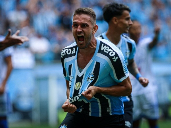 Foto: (Maxi Franzoi/AGIF) - Uvini marcou seu primeiro gol pelo Grêmio logo na partida em que se lesionou